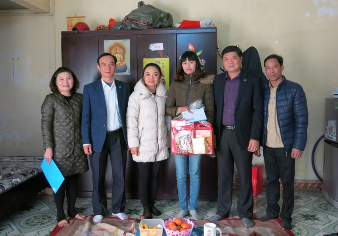 Đồng chí Nguyễn Xuân Hán – Phó chủ tịch thường trực Công đoàn TKV thăm và tặng quà gia đình khó khăn Công ty CP than Đèo Nai.