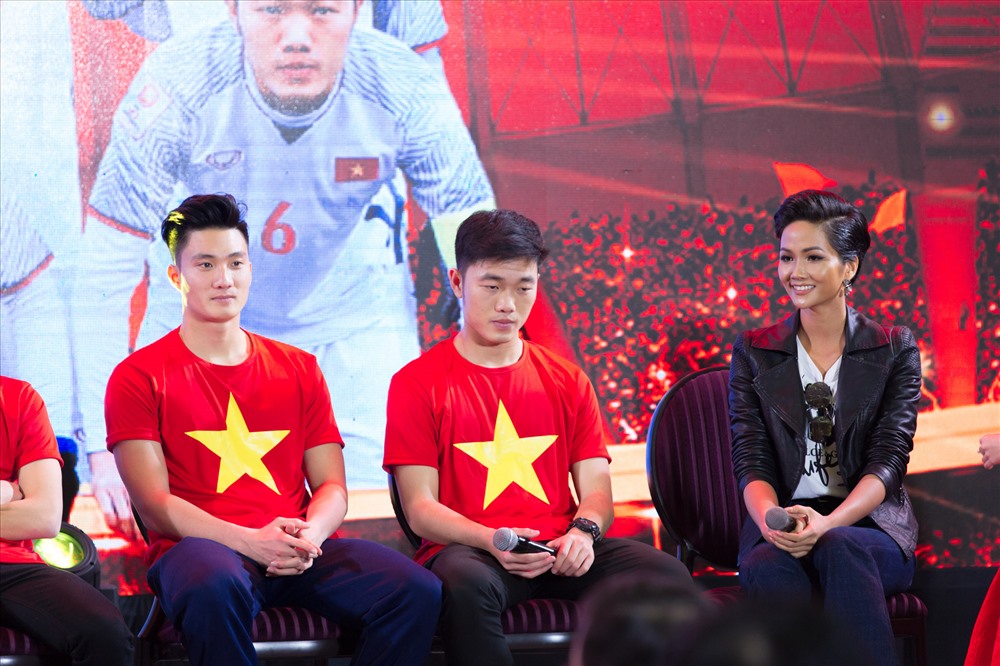 Hoa hậu H'Hen Niê cùng các chàng trai U23. Ảnh: T.H