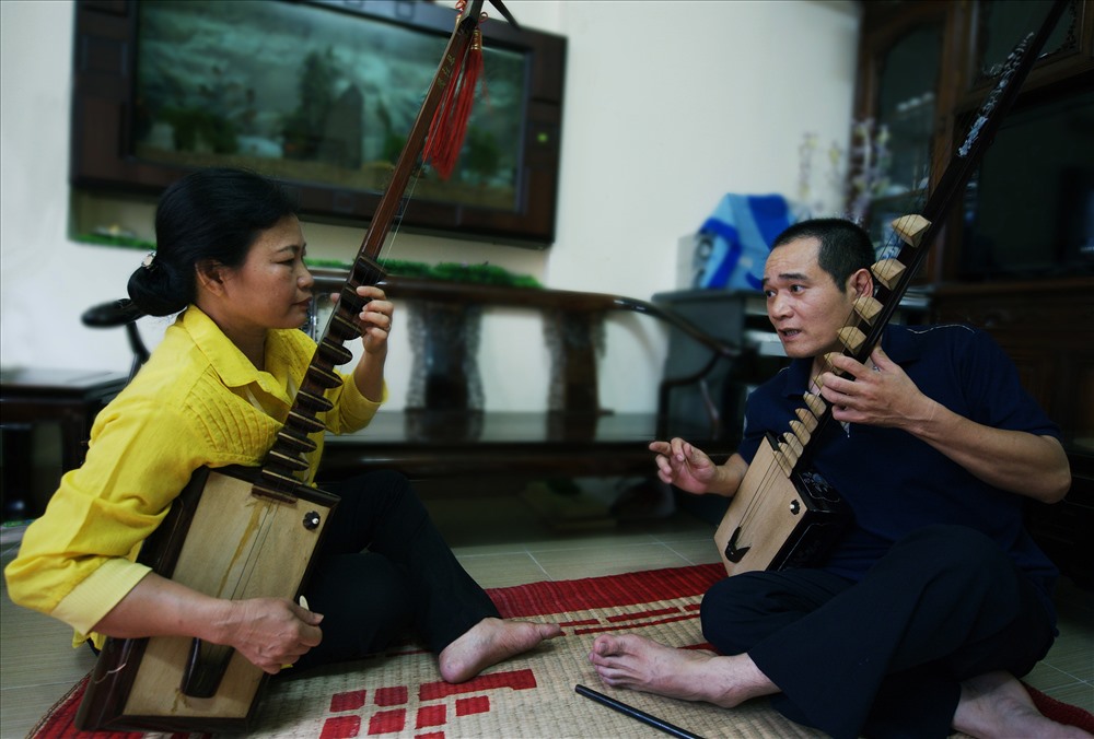 Nghệ nhân Nguyễn Văn Khuê (Giáo phường Thái Hà) đang hướng dẫn đàn đáy cho một học trò “lớn”(chị Hòa, trên 40 tuổi) tại nhà riêng.
