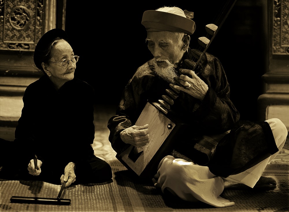 Tình cảm đam mê mãnh liệt thể hiện trong sự chăm chú của từng ngón đàn, lấy phách lấy nhịp, cái cách mà hai nghệ nhân Nguyễn Thị Sinh và Vũ Văn Hồng (đều trên 90 tuổi) khi biểu diễn với nhau như là tri kỷ của nhau.