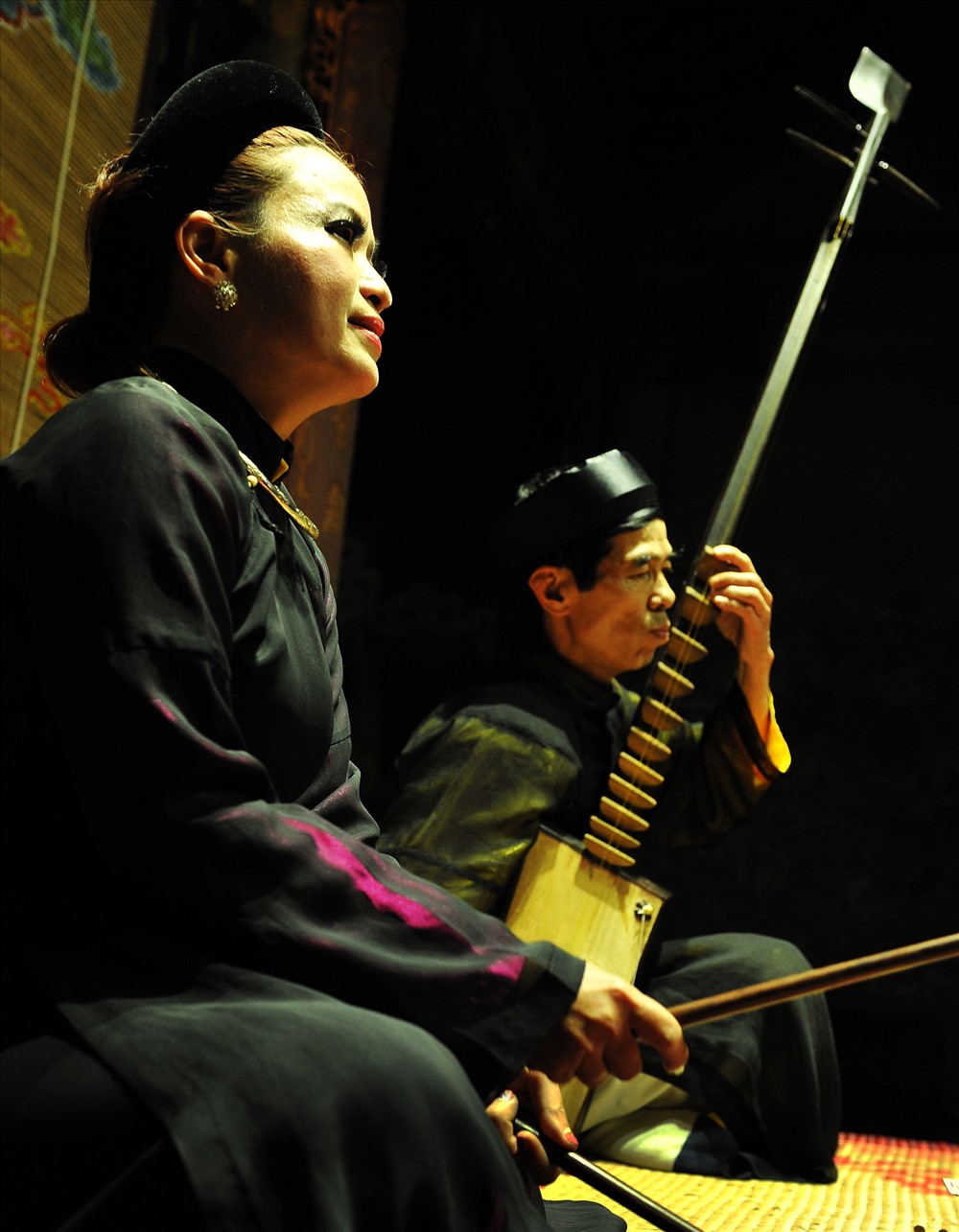 Ca nương Ngọc Hân và nghệ nhân đàn đáy Văn Hiền trong CLB ca trù Hà Nội biểu diễn tại đình Kim Ngân (Hàng Bạc).