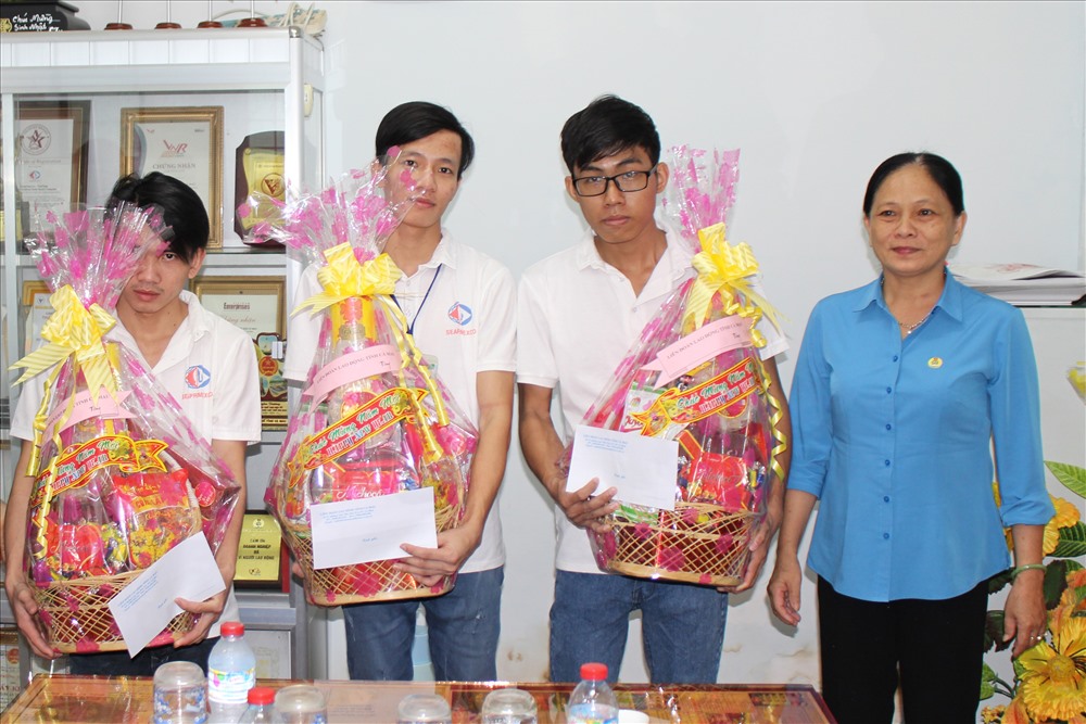 Đ/c Nguyễn Thu Anh – Phó Chủ tịch LĐLĐ tỉnh thăm chúc Tết  và tặng quà cho CNLĐ Cty Cổ phần Thủy sản Cà Mau.