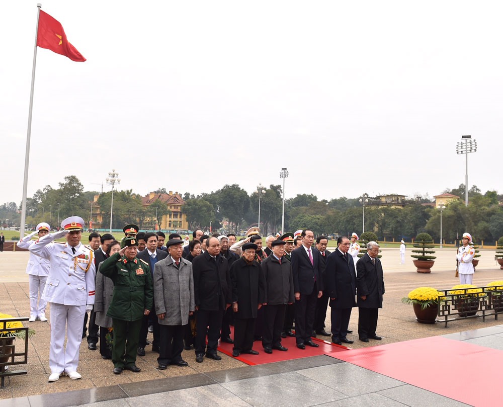 Các đại biểu thành kính bày tỏ lòng biết ơn vô hạn đối với Chủ tịch Hồ Chí Minh-người sáng lập, lãnh đạo và rèn luyện Đảng Cộng sản Việt Nam. 