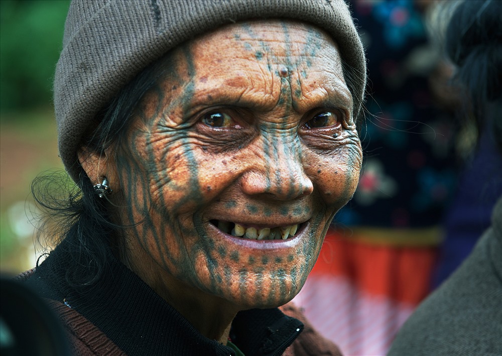 Bà U Laing Mana năm nay 67 tuổi, bắt đầu xăm mặt từ năm 15 tuổi.