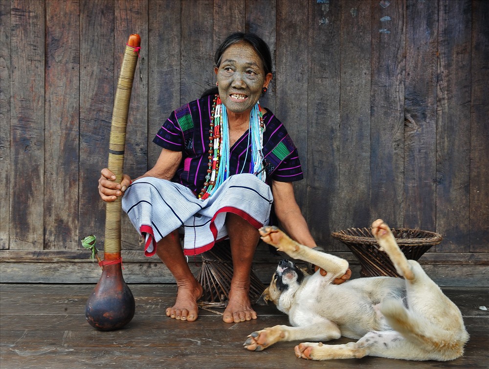 Bà Pwethang thuộc về tộc người Daiai. Bà hay cười, chơi nhạc cụ kèn môi, nói chuyện với du khách hay ngồi trước cửa nhà hút thuốc và chơi với con chó.