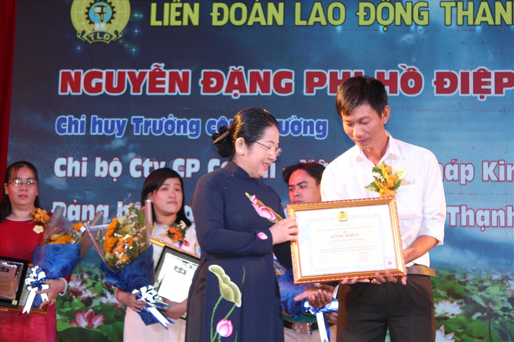Bà Võ Thị Dung chúc mừng đảng viên Nguyễn Đặng Phi Hồ Điệp