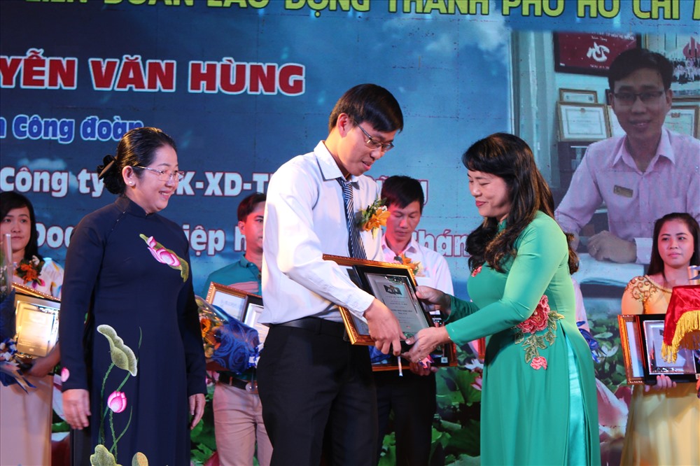 Bà Trần Kim Yến chúc mừng đảng viên Nguyễn Văn Hùng