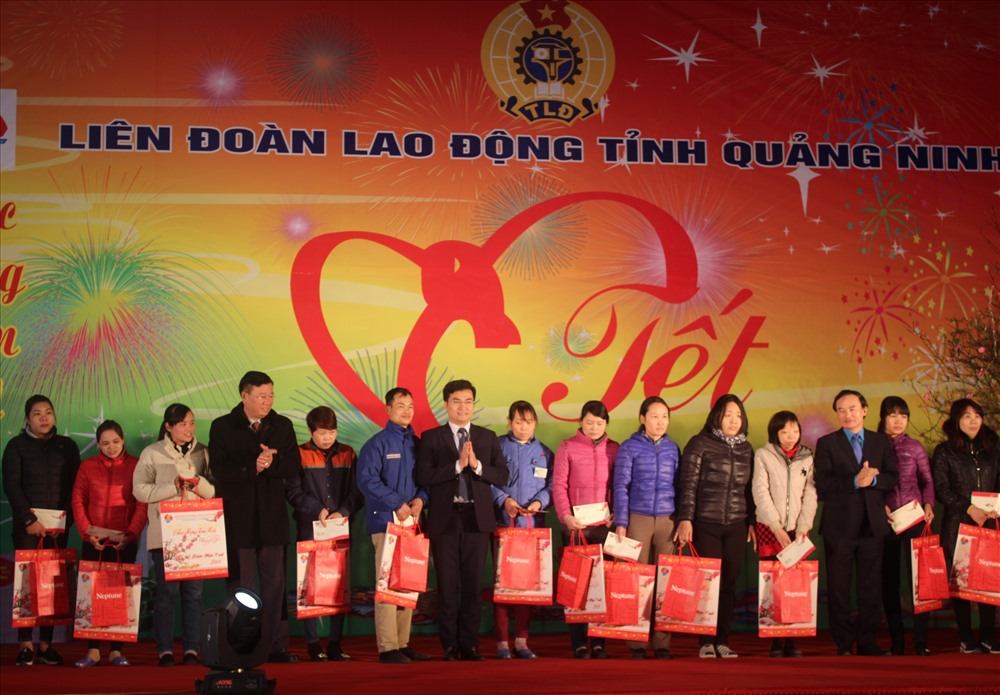 Lãnh đạo LĐLĐ Quảng Ninh và Công đoàn một số DN trao quà Tết cho NLĐ. Ảnh: Nguyễn Hùng