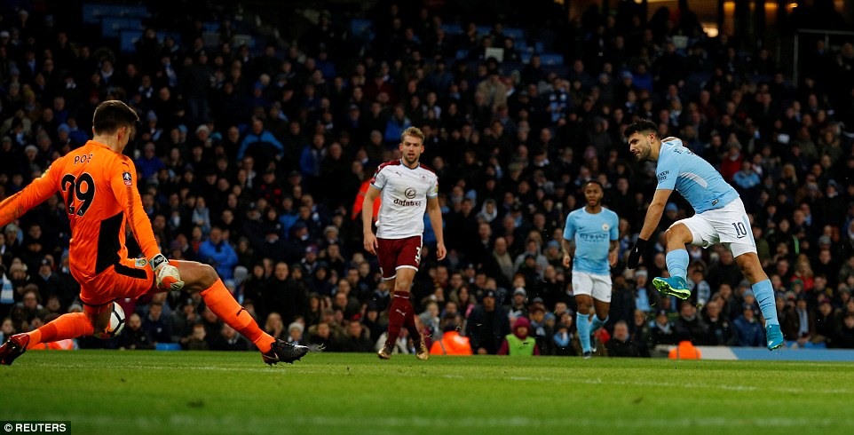 Man City (áo xanh) dễ dàng hạ Burnley ở FA Cup hồi tháng trước. Ảnh: Reuters.