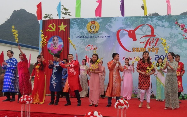 Các đoàn viên, người lao động Nhà máy May Tuyên Quang tham gia trình diễn thời trang. Ảnh: Xuân Trường