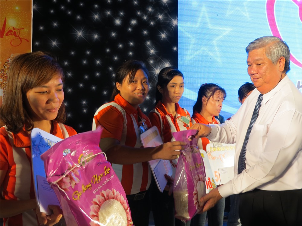 Phó Chủ tịch UBND tỉnh Bình Dương Đặng Minh Hưng tặng quà cho CN