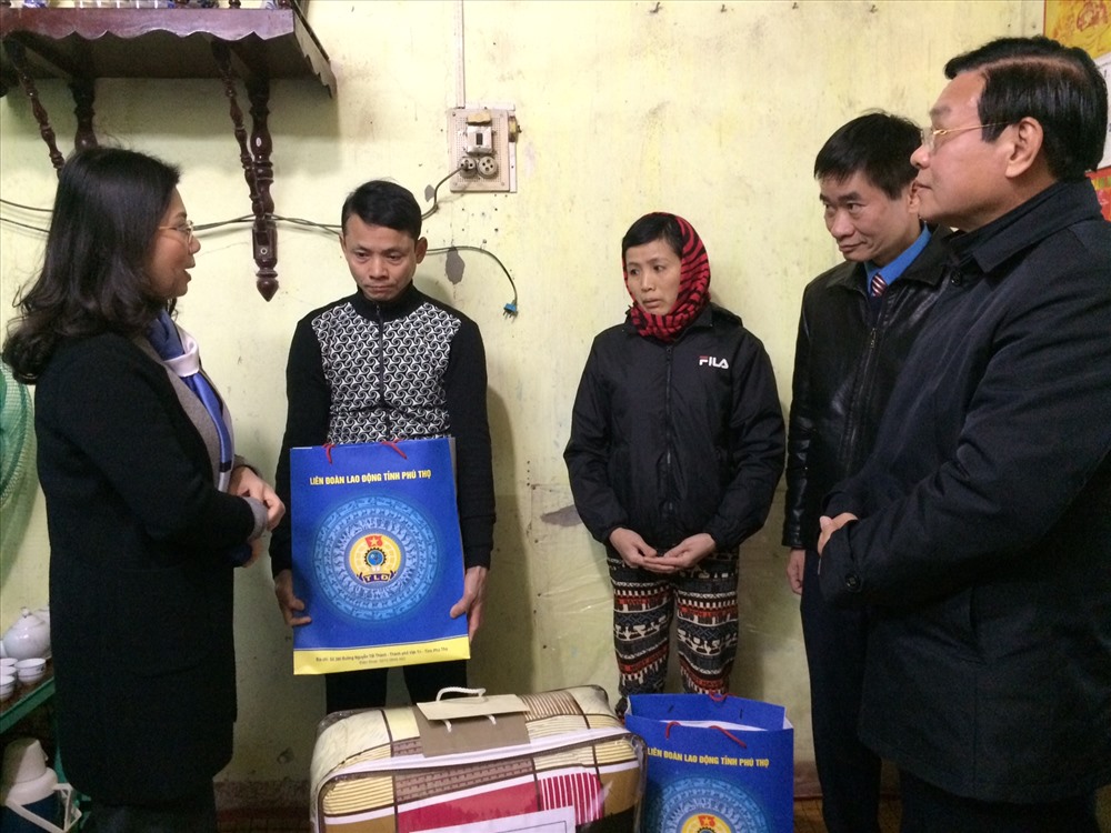 Các đồng chí lãnh đạo trao quà tới gia đình chị Bùi Thị Quý (47 tuổi CN Cty TNHH Yakjin Việt  Nam, KCN Thụy Vân, Phú Thọ). 