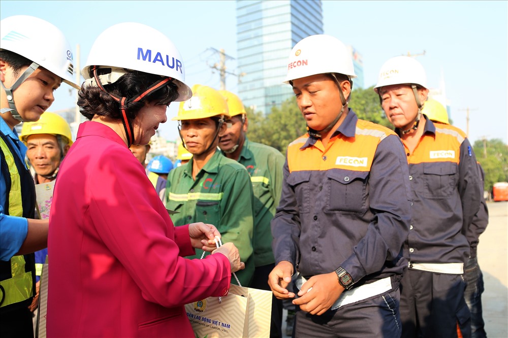 Bà Trương Thị Mai thăm hỏi, tặng quà cho người lao động làm việc tại tuyến Metro số 1 - Ảnh: T.S