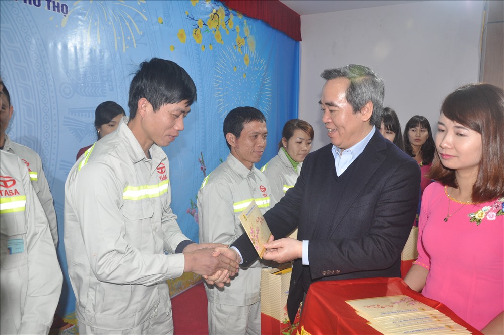 Đồng chí Nguyễn Văn Bình, Ủy viên Bộ Chính trị, Bí thư Trung ương Đảng, Trưởng ban Kinh tế Trung ương trao quà cho CNLĐ khó khăn tại chương trình.