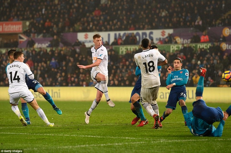 Swansea (áo trắng) đã hạ Arsenal (áo xanh) tới 3-1 ở vòng 25 Premier League. Ảnh: Getty Images.