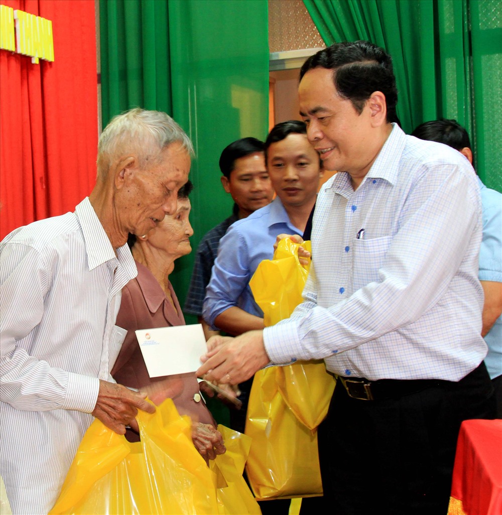 Chủ tịch UBTWMTTQ Việt Nam Trần Thanh Mẫn trao quà cho các hộ nghèo tại huyện Vĩnh Thạnh (ảnh: P.V)