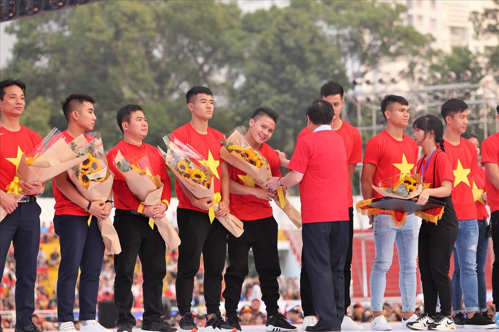 Cảm xúc vui mừng của Quang Hải và các đồng đội trong buổi giao lưu rực rỡ sắc màu và cuồng nhiệt. Ảnh: Trường Sơn