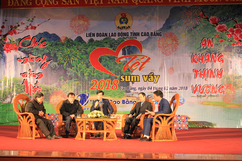 Đồng chí Phạm Đức khôi - Phó Chủ tịch LĐLĐ tỉnh - giao lưu đối thoại với đại diện doanh nghiệp, chủ tịch CĐCS và người lao động tại Tết Sum vầy 2018.
