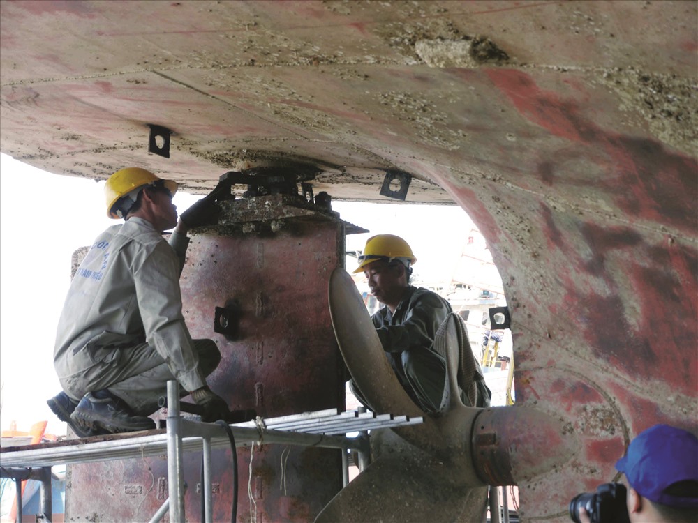 Sửa chữa tàu vỏ thép tại xí nghiệp đóng tàu Tam Quan