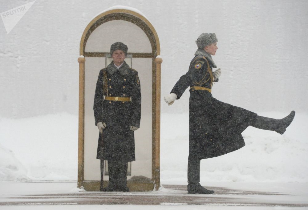 Các binh sĩ Nga làm nhiệm vụ trong khi tuyết rơi dày đặc. Ảnh: Sputnik. 
