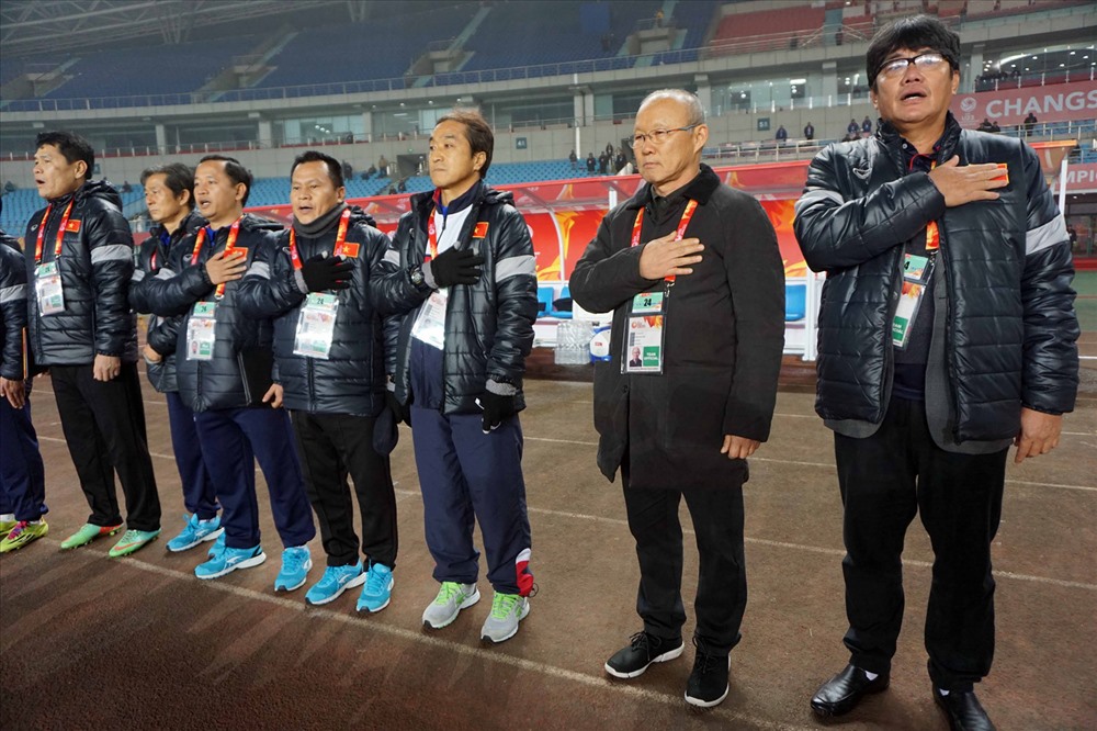 Trưởng đoàn U23 Việt Nam Dương Vũ Lâm (phải) được xem là “thần tài” của đội bóng. Ảnh: Hữu Phạm
