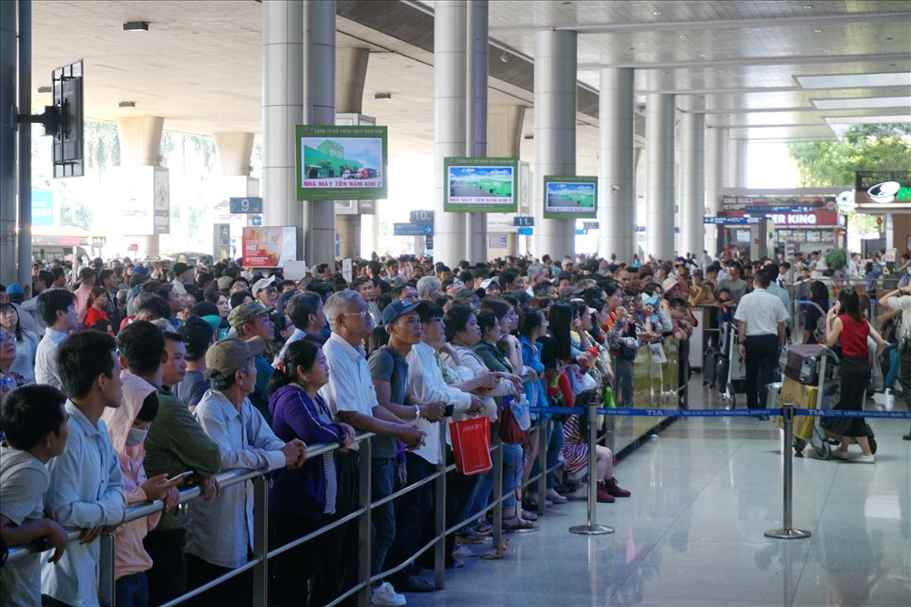 Trong những ngày qua, tại khu vực ga đến quốc tế sân bay Tân Sơn Nhất, nhiều chuyến bay từ nước ngoài đáp xuống chở hàng nghìn Việt kiều về quê ăn Tết. 
