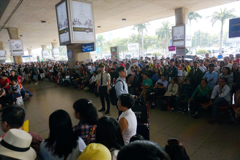 Sân bay Tân Sơn Nhất phải tăng cường lực lương an ninh, bảo vệ sân bay ở sảnh đón.