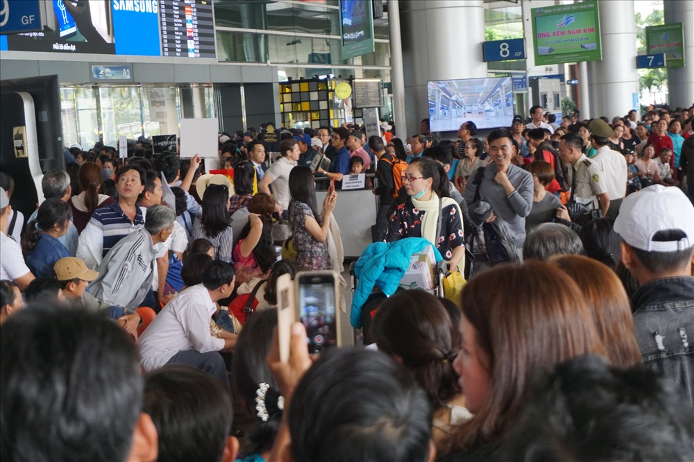 Về giải pháp hạn chế tình trạng quá tải trong những ngày cao điểm sắp tới, lãnh đạo sân bay Tân Sơn Nhất cho biết tất cả là do ý thức người dân, sân bay không có quyền cấm họ đến đón người thân.