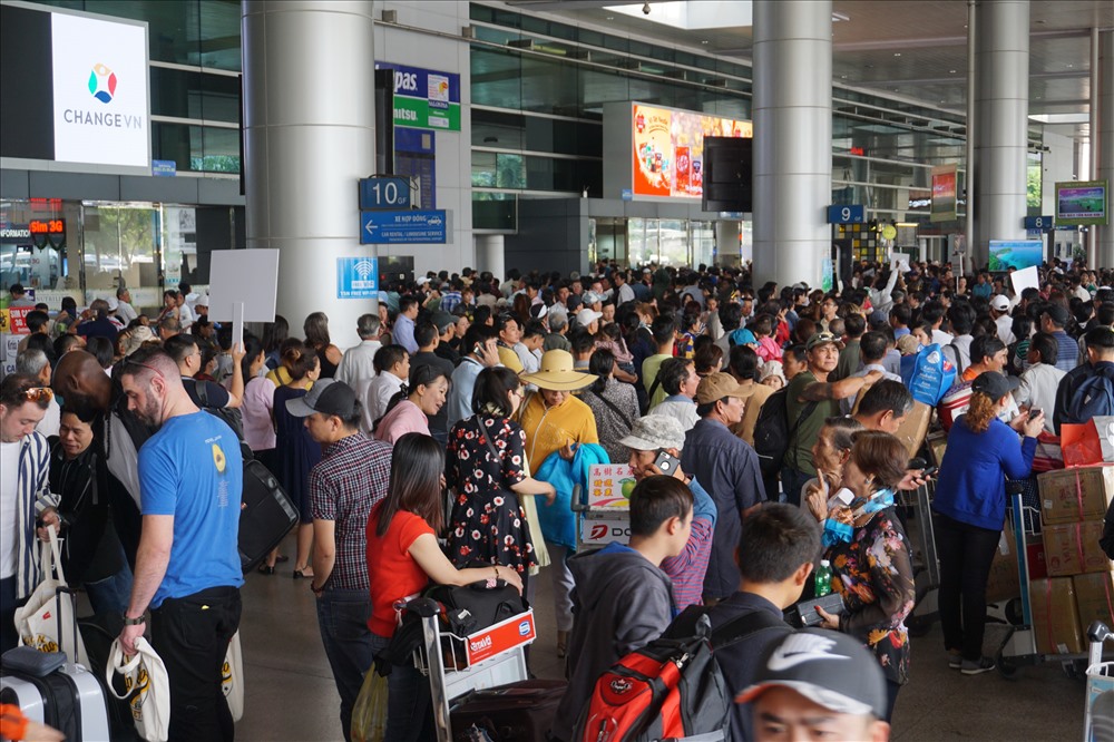dự báo lượng hành khách trong cao điểm Tết năm nay ước đạt 4,1 triệu lượt hành khách, tăng 25% so với Tết 2017, với gần 26.300 chuyến bay. Những ngày cận Tết, lượng người đến đón người thân tại sân bay Tân Sơn Nhất trong xu hướng “tăng dần đều“.