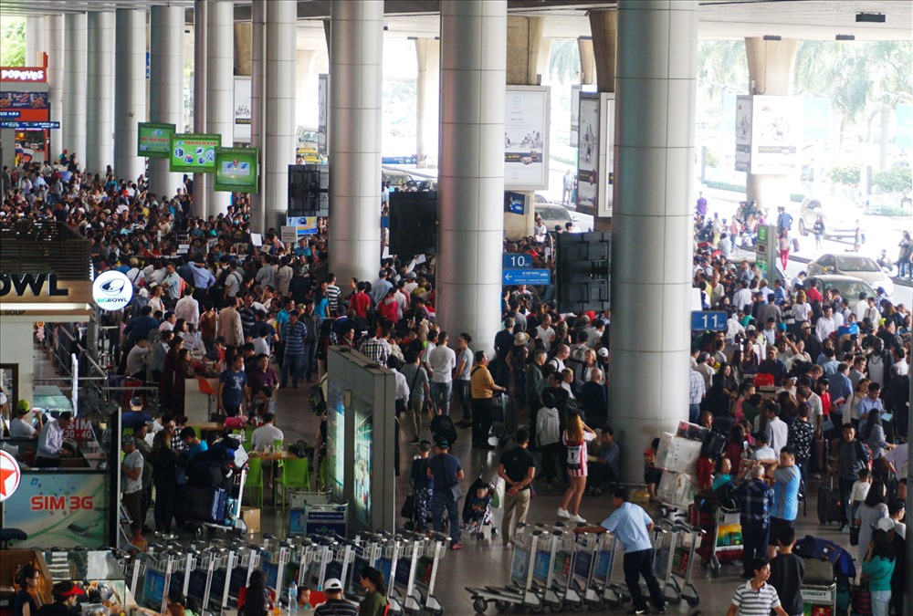 Hàng nghìn người ở TPHCM, Đồng Nai, Bình Dương, Bến Tre, Long An... đổ về sân bay Tân Sơn Nhất đón thân nhân ở nước ngoài khiến sảnh chờ ga quốc tế quá tải.