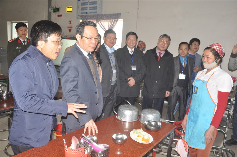 Đồng chí Phùng Quốc Hiển và các đại biểu thăm bếp ăn tập thể tại Công ty cổ phần May xuất khẩu Hà Bắc. Ảnh: Quế Chi