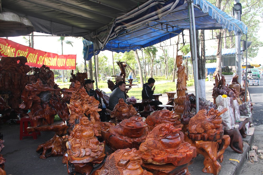 Các sản phẩm còn cho thấy những ý nghĩa sâu sắc về nội dung mà những người thợ đã cô đọng qua các tác phẩm, đường nét chạm khắc. Sản phẩm đều được gắn với đời thường, có sản phẩm tạo ra ý nghĩa tâm linh.