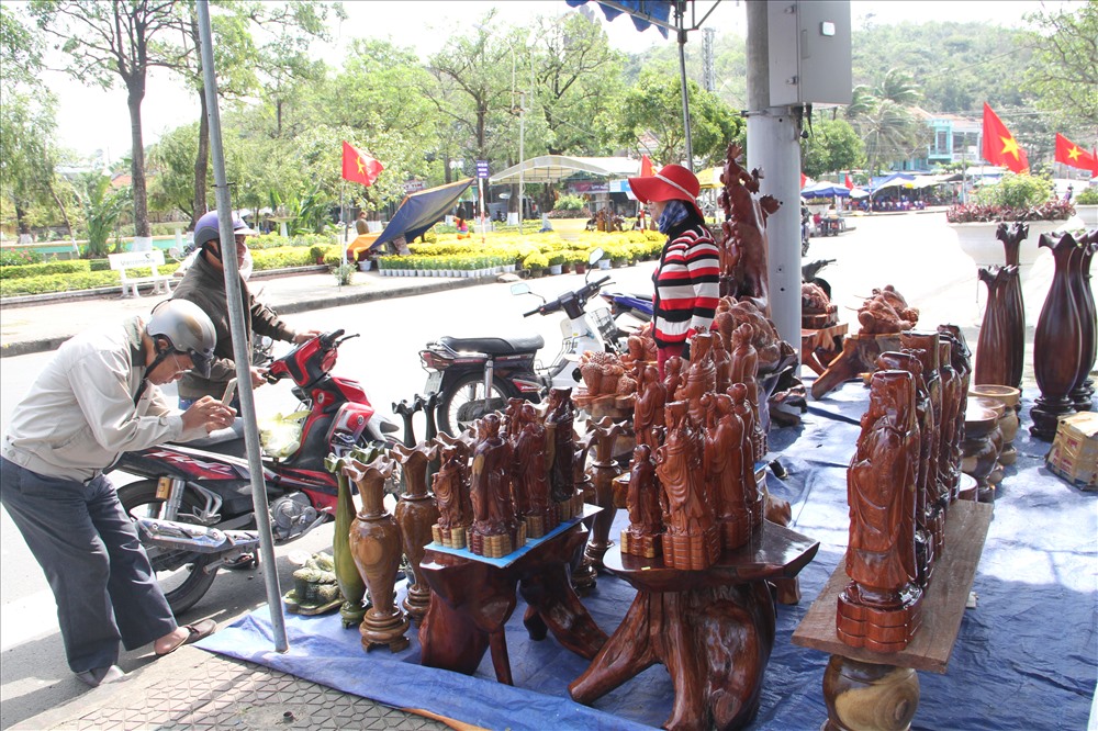 dù chưa phải thời điểm nở rộ nhất nhưng hiện tại  dọc đường Trần Hưng Đạo (TP Tuy Hòa) rất nhiều gian hàng đồ mỹ nghệ được bày bán