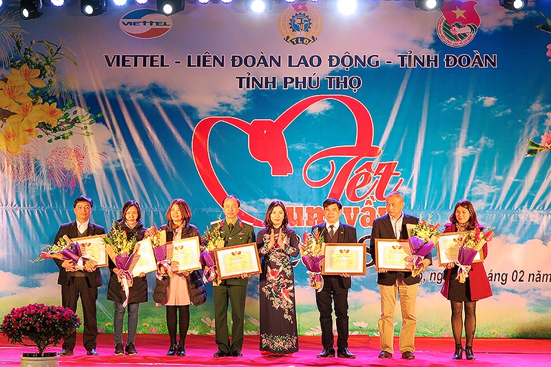 Đồng chí Nguyễn Thị Hồng Lâm - Chủ tịch LĐLĐ tỉnh tặng bằng khen cho 7 đơn vị đã có thành tích xuất sắc trong công tác chăm lo đời sống vật chất, tinh thần cho người lao động.