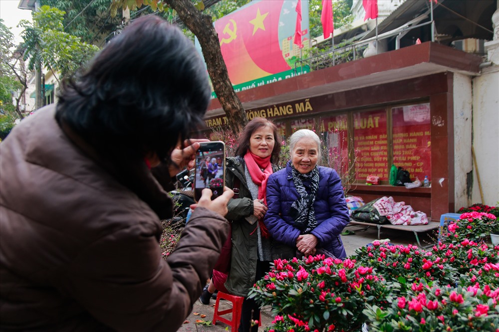 Bà Trần thị Chi cùng con gái đi ngắm chợ hoa.