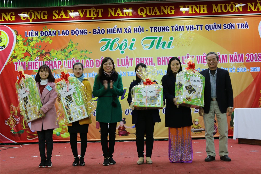 Lãnh đạo LĐLĐ quận trao thưởng cho những người đạt giải của hội thi. (ảnh: Bảo Trung)