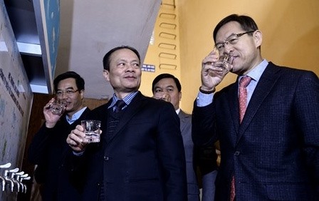 Lãnh đạo Samsung Việt Nam và tỉnh Bắc Giang trực tiếp uống nước từ hệ thống mới được bàn giao. 