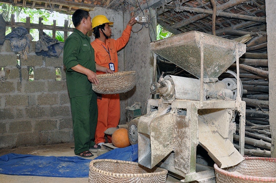 Hướng dẫn người dân dùng dây dẫn điện có xuất xứ rõ ràng, đảm bảo chất lượng, tiết diện dây phù hợp với công suất sử dụng để tránh bị quá tải gây sự cố đứt hoặc làm chập cháy. Ảnh: HVC