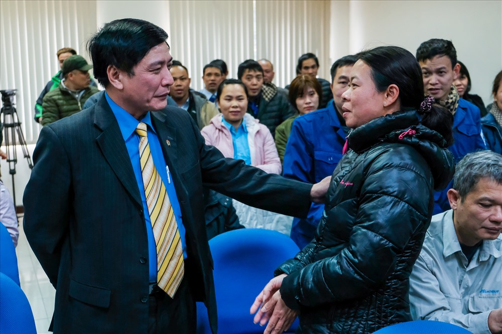 Chủ tịch Tổng LĐLĐVN Bùi Văn Cường đã ân cần thăm hỏi từng CN lái xe, người bán vé xe buýt. Ảnh: Sơn Tùng
