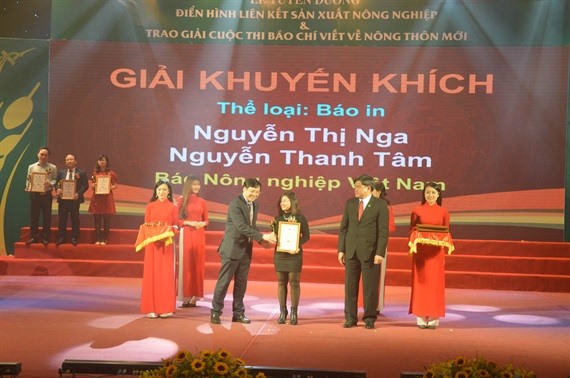 Hội Nhà báo Việt Nam trao giải thưởng báo chí cho các tác giả, tác phẩm đoạt giải. Ảnh: Kh.Lực