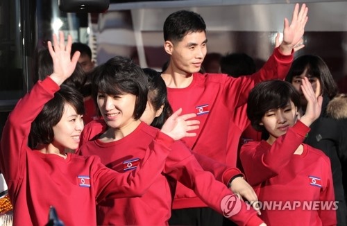 Các thành viên đoàn Triều Tiên thay trang phục thoải mái trong buổi tập dượt. Ảnh: Yonhap. 