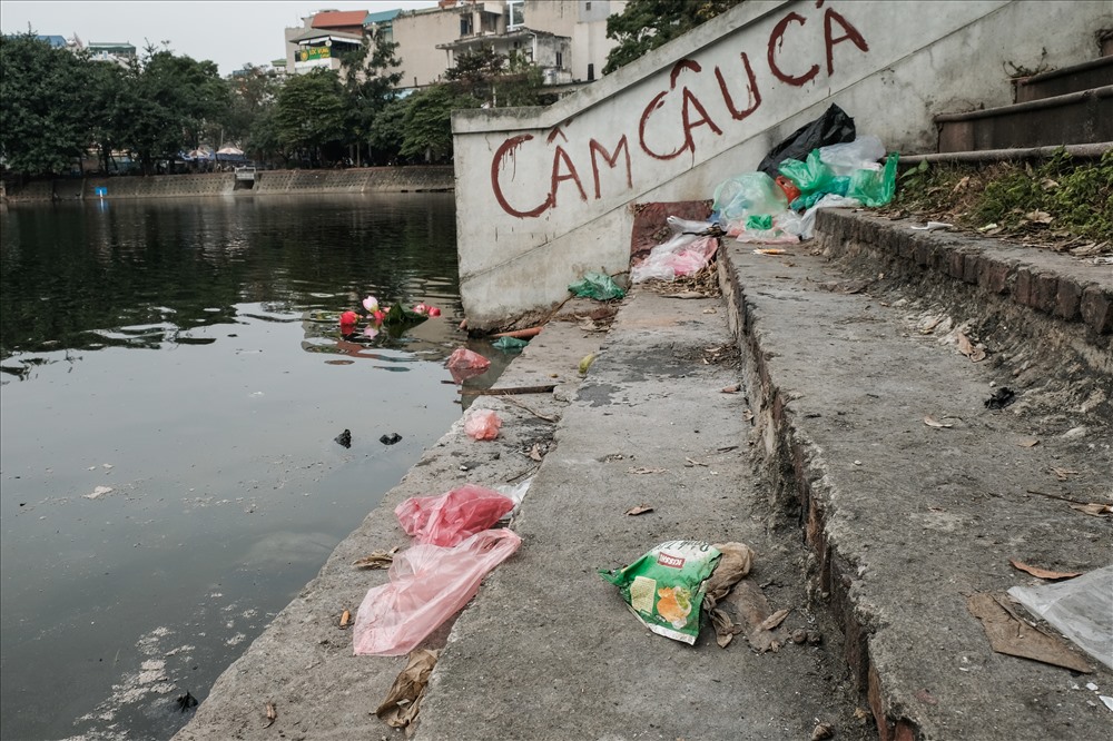 Nhiều người dân sau khi thả cá phóng sinh xong là vứt đủ thứ: Túi nilon, tro vàng mã, chân nhang… xuống hồ làm nước dưới hồ đen ngòm, nổi lềnh bềnh các loại rác thải.