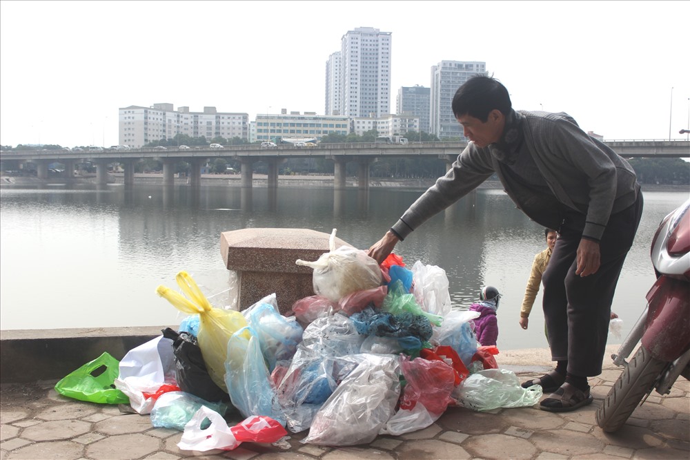 Theo ghi nhận của PV tại hồ Linh Đàm, những khu vực người dân thường xuyên thả cá chép không có thùng rác. Cho nên, rác nilon được chất thành đống ngay ven hồ, gây mất mĩ quan đô thị.