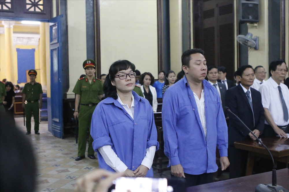 Bị cáo Huyền Như (trái) và bị cáo Võ Anh Tuấn tại phiên toà ngày 8.2.2018. Ảnh: C.H