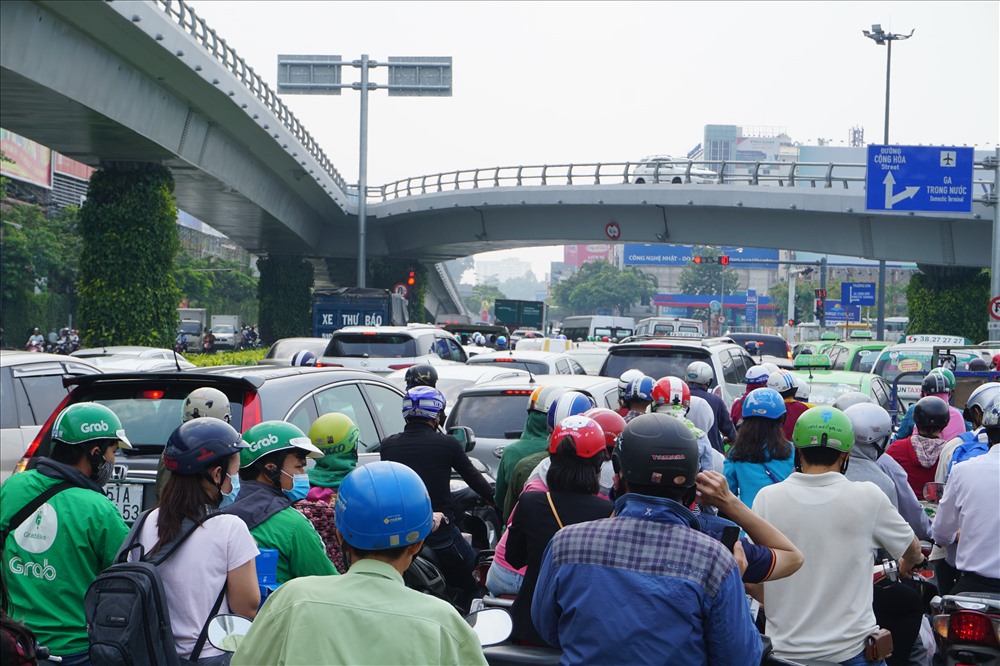 Khoảng 11h cùng ngày, đường Trường Sơn qua cổng sân bay Tân Sơn Nhất bắt đầu xảy ra ùn ứ giao thông. Chỉ ít phút sau đó, hàng ngàn phương tiện phải xếp hàng dài suốt từ cổng sân bay Tân Sơn Nhất tới công viên Hoàng Văn Thụ.