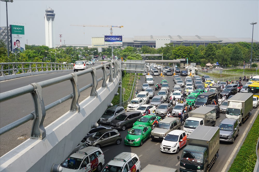 Kẹt xe nặng nhất là trước cổng ra vào sân bay Tân Sơn Nhất, giao thông hỗn loạn.