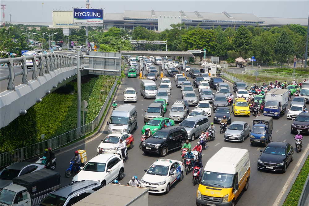 Dòng xe ôtô từ ga quốc tế đổ ra đường Trường Sơn bị ùn tắc kéo dài vào tận trong ga quốc tế. 