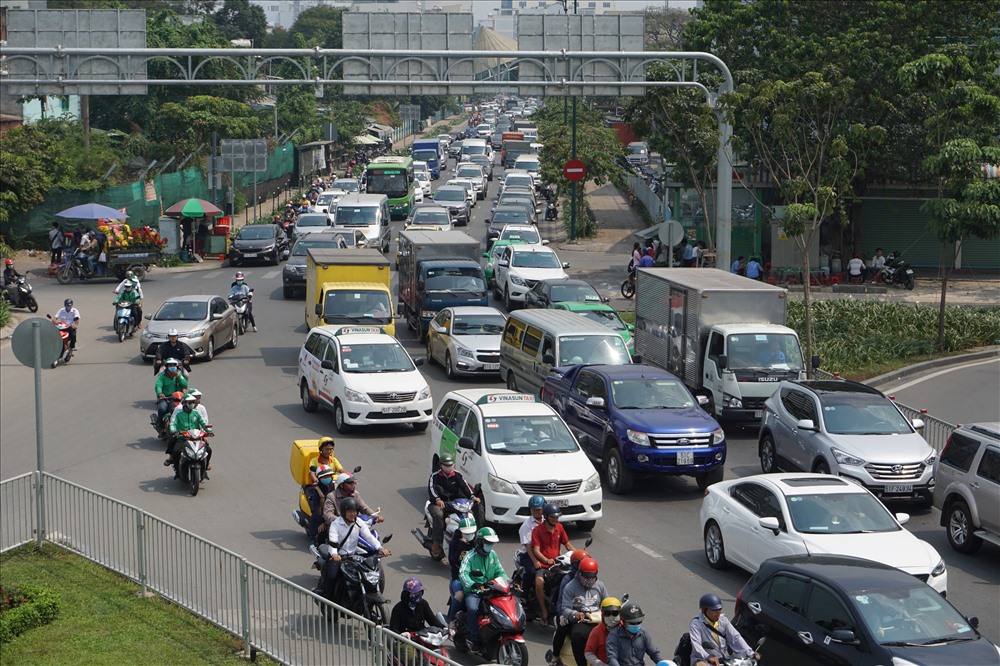 Xe cộ nối đuôi nhau trên đường Bạch Đằng dài hàng km, nhích từng chút một qua cổng sân bay Tân Sơn Nhất.
