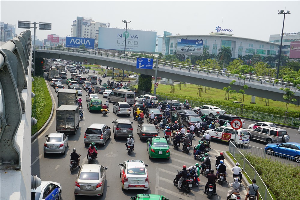 Dòng xe từ đường Hồng Hà và từ ga quốc tế ra đường Trường Sơn bị xung đột nghiêm trọng.