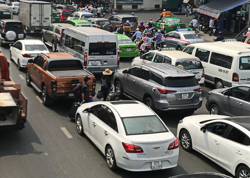 Kẹt xe, hai hành khách phải xuống taxi trên đường Hồng Hà và xách hành lý đi bộ vào sân bay để làm thủ tục cho kịp giờ.